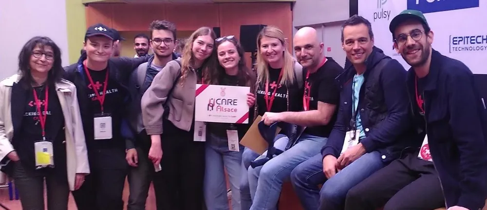 L’équipe NeuroCare avec le panneau du prix d’accompagnement CARE Alsace